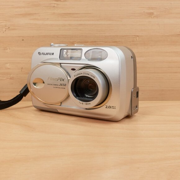 Fujifilm FinePix 2650 Digital Camera / 2 MP / 3X Optical Zoom / Silver / Japan - Picture 1 of 7